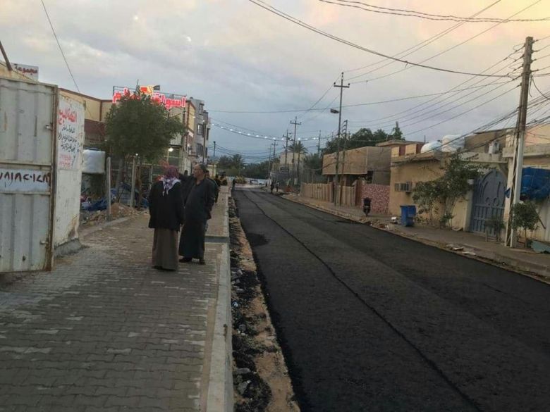 إكساء أهم الطرق الحيوية المؤدية لـ (حي الزهراء) بعد توقّف دام لأكثرَ من سنتين