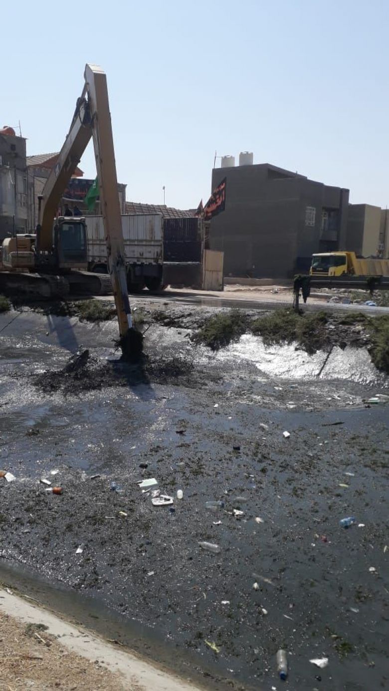 بالصور، مديرية الموارد المائية تقوم بحملات تنظيف الانهر والجداول استعداداً لزيارة الاربعين
