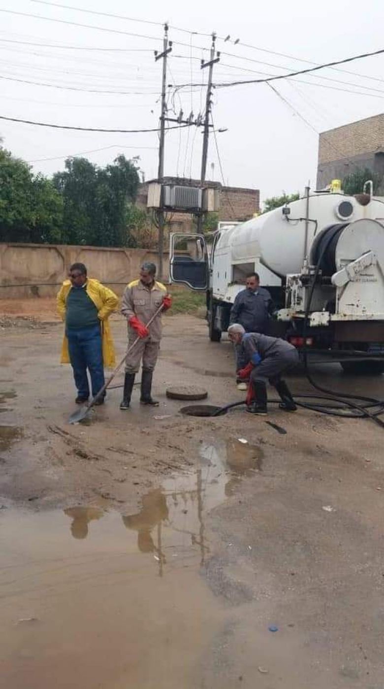 بالصور: مجاري الهندية تستنفر جهودها وقائمقام القضاء يعتذر بعد طفح بعض المناطق