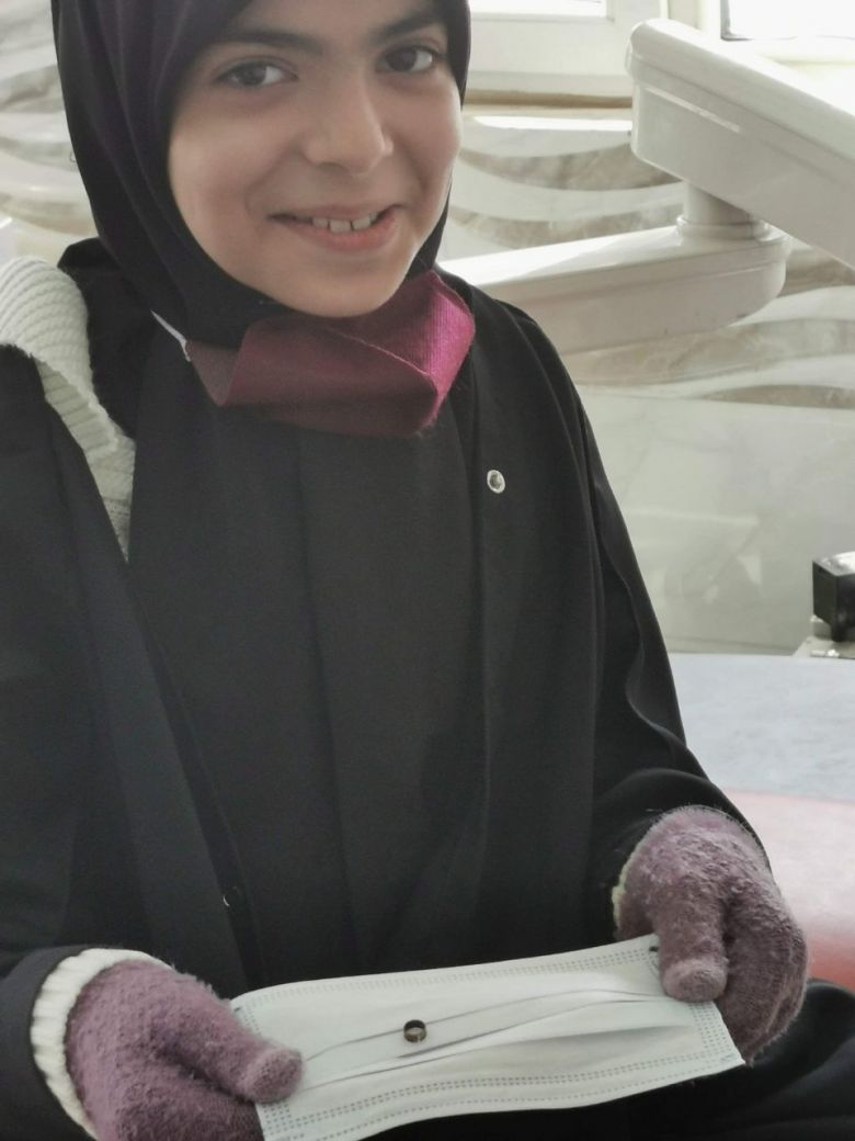 إزالة حلقة معدنية محشورة مُنذ عامين حول أسنان طفلة كربلائية