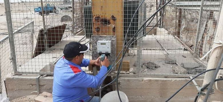 كهرباء كربلاء تنجز ربط المقاييس الكهربائية في المزارع الصحراوية