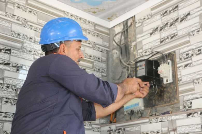 كهرباء كربلاء تشرع بحملة صيانة و ربط مقاييس في قضاء الهندية