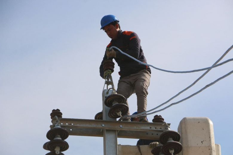 كهرباء كربلاء تكثف جهودها لفك الاختناقات في منطقة الجدول الغربي