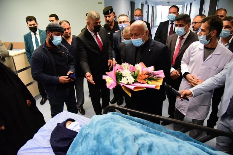 بباقة ورد.. محافظ كربلاء المقدسة يستقبل اول مرضية تجري عملية جراحية  في مستشفى الامام الحسن (ع) و يؤكد على اهمية القطاع الصحي