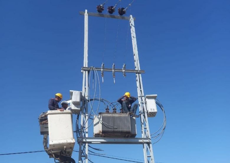 كهرباء كربلاء تنصب محولة كهربائية لمنطقة البو عكَيلي في قضاء الجدول الغربي