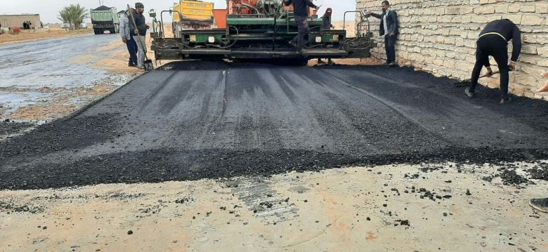 طرق وجسور كربلاء تباشر بأكساء طرق متفرقه في قضاء عين التمر