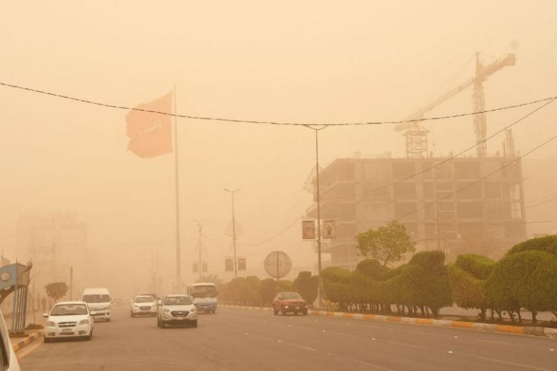 بالصور.. عواصف ترابية تضرب محافظة كربلاء