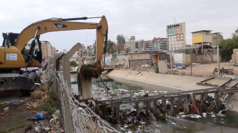 الموارد المائية تواصل تطهير الانهر والجداول من النفايات في كربلاء