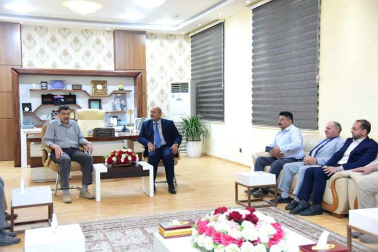وزير الموارد المائية والخطابي يتباحثان في عدد من المشاريع الاستراتيجية في المحافظة