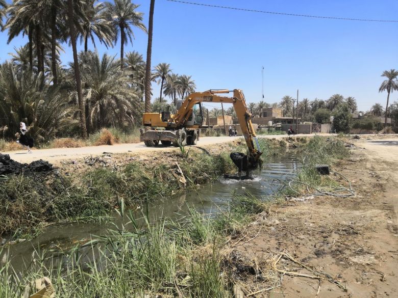 الموارد المائية تواصل حملتها الرابعة في تنظيف القنوات الاروائية في الجدول الغربي