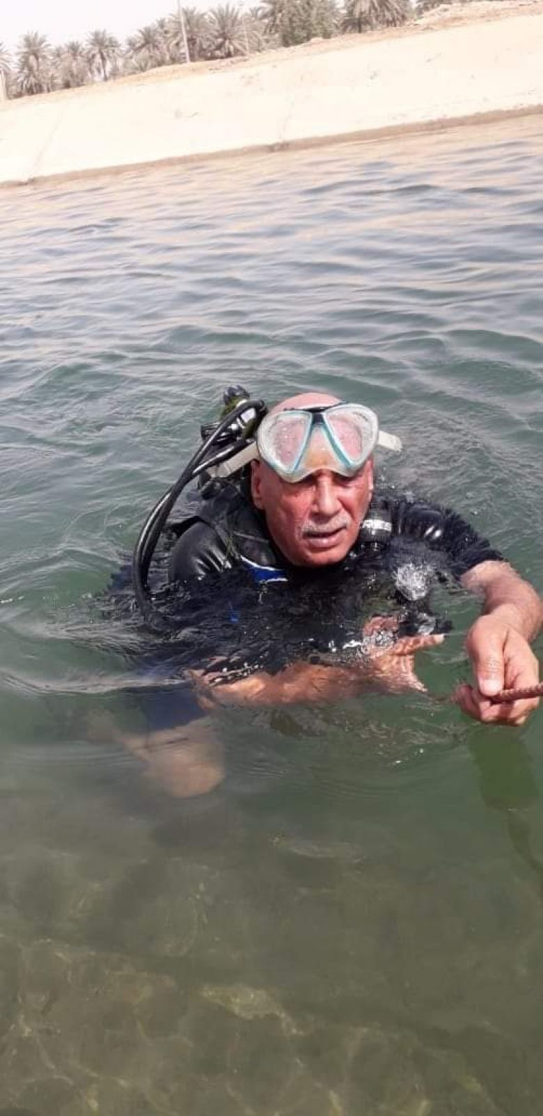 إنتشال جثة غريق في قضاء الهندية