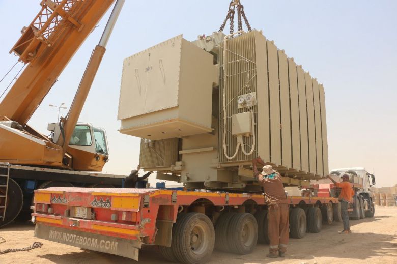 كهرباء كربلاء تنقل معدات محطة متنقلة الى قضاء الجدول الغربي