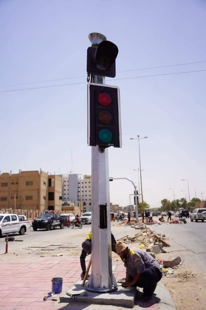 بلدية كربلاء المقدسة تنصب اشارات مرورية في تقاطع السفراء المروري