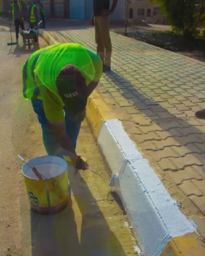 لمسات النظافة والتألّق.. بلدية الخيرات تباشر بحملة لطلاء أرصفة وشوارع الناحية