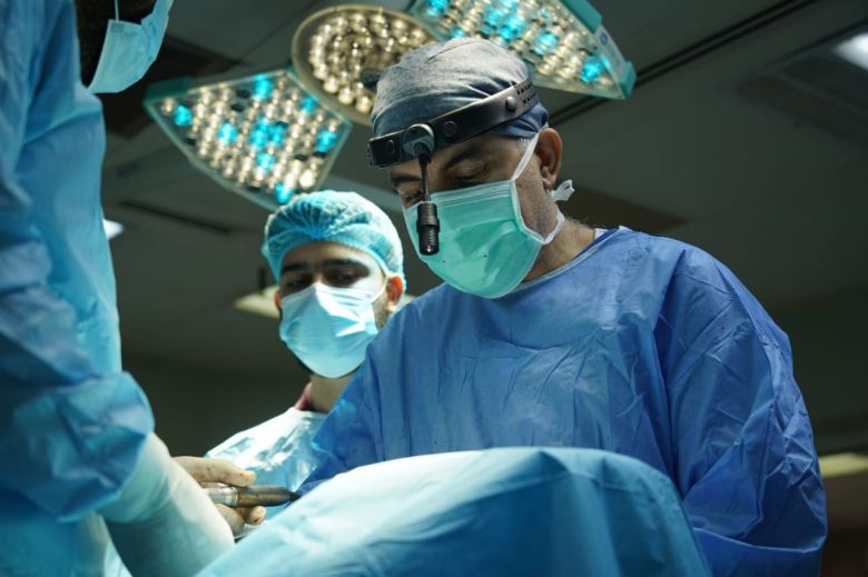 فريق طبي ينجح بزراعة عظم (الفك السفلي) لفتاة كربلائية