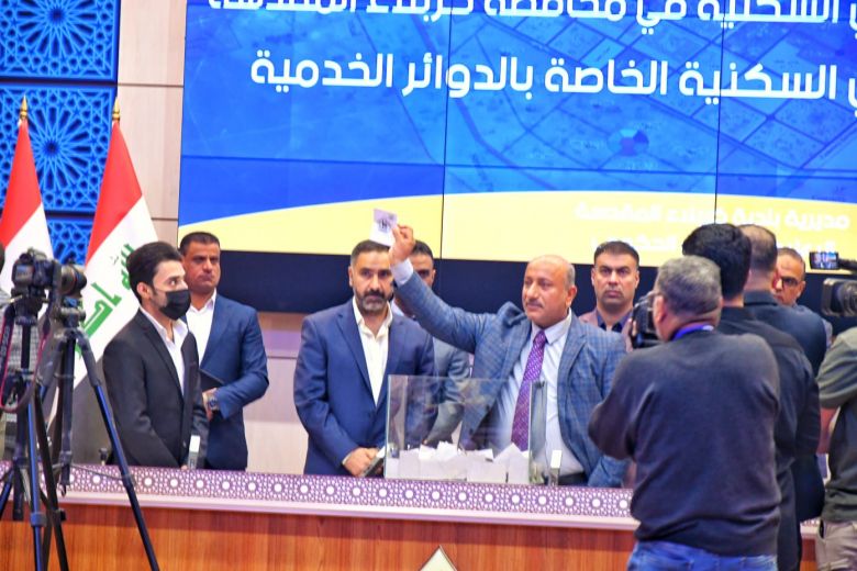 الان.. محافظ كربلاء المقدسة يباشر بتوزيع قطع الاراضي للدوائر الخدمية