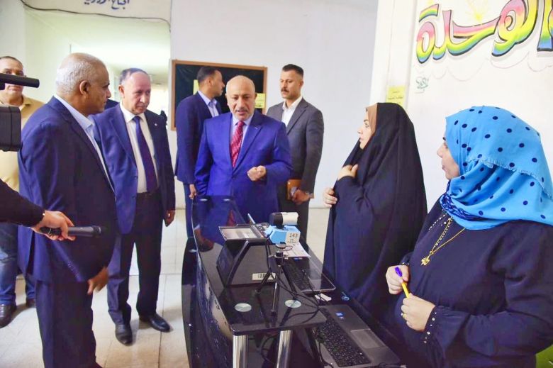 بالصور.. محافظ كربلاء يتفقد احد مراكز البطاقة التموينية الالكترونية في المحافظة