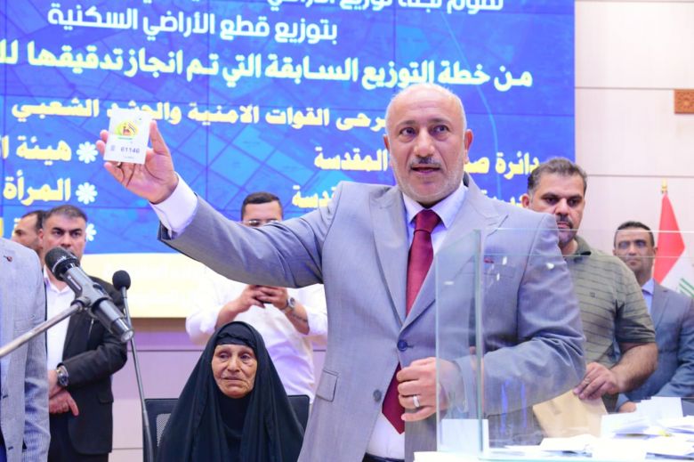 بالصور.. محافظ كربلاء يباشر بتوزيع قطع الاراضي على عدد من الشرائح