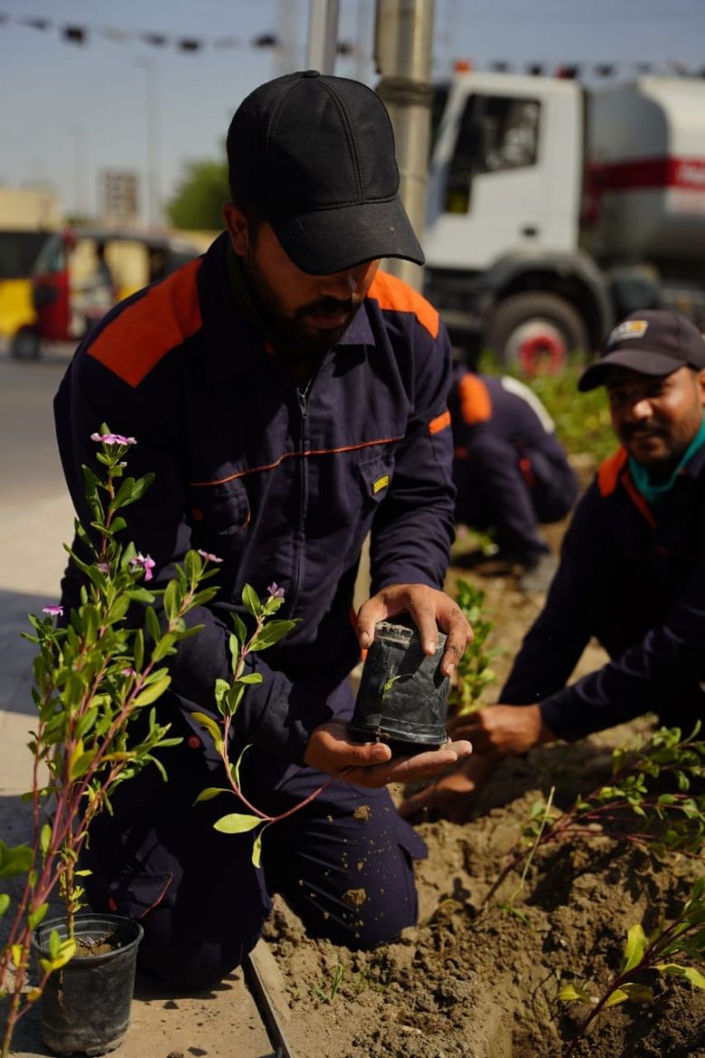 مع قرب حلول فصل الشتاء.. حملة إدامة وزراعة للحدائق في مدينة كربلاء المقدسة