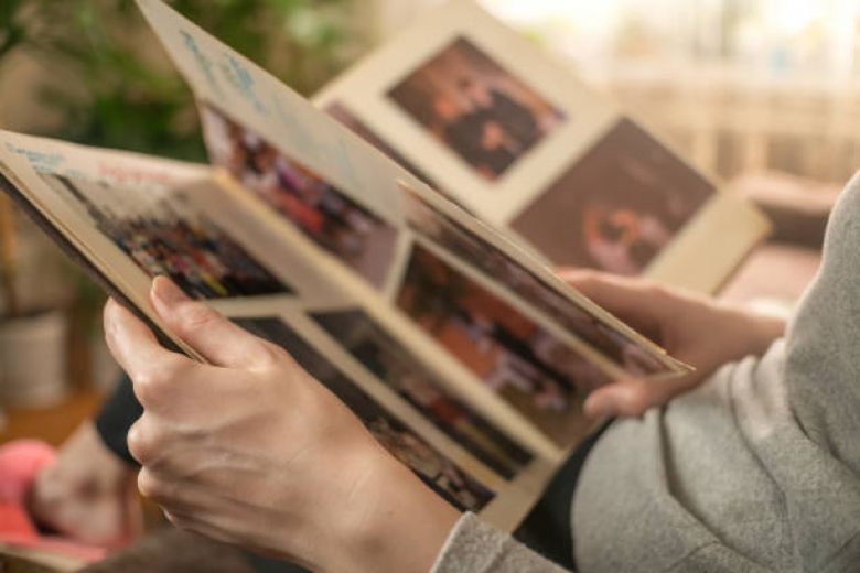 البوم الصور.. مستودع للذكريات وإرث يصارع الحداثة