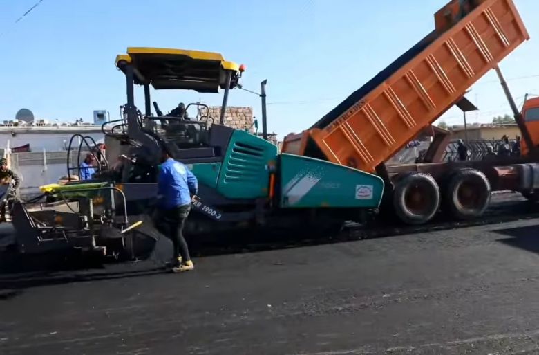 بلدية كربلاء تباشر بتبليط الشارع الفاصل بين حي النضال و الغدير