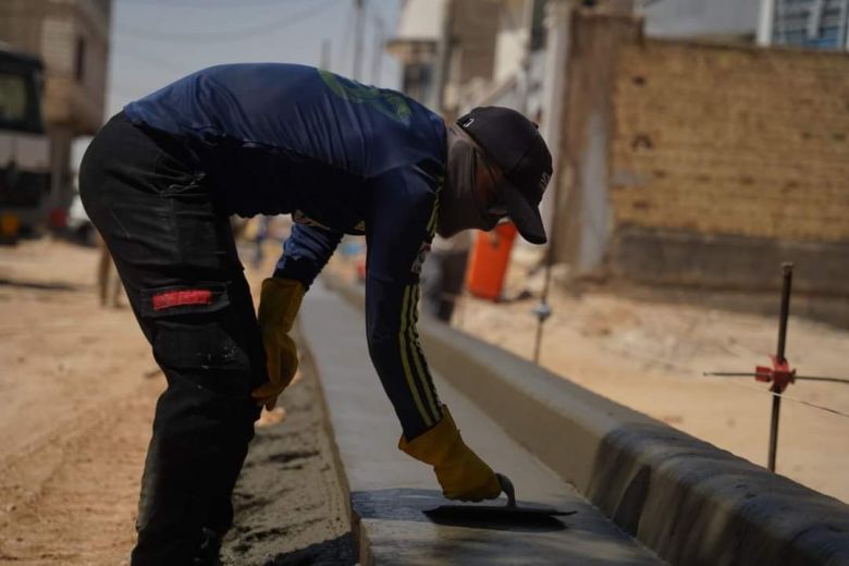 بلدية كربلاء تباشر باعمال صب القالب الجانبي لأرصفة شوارع حي البلديات