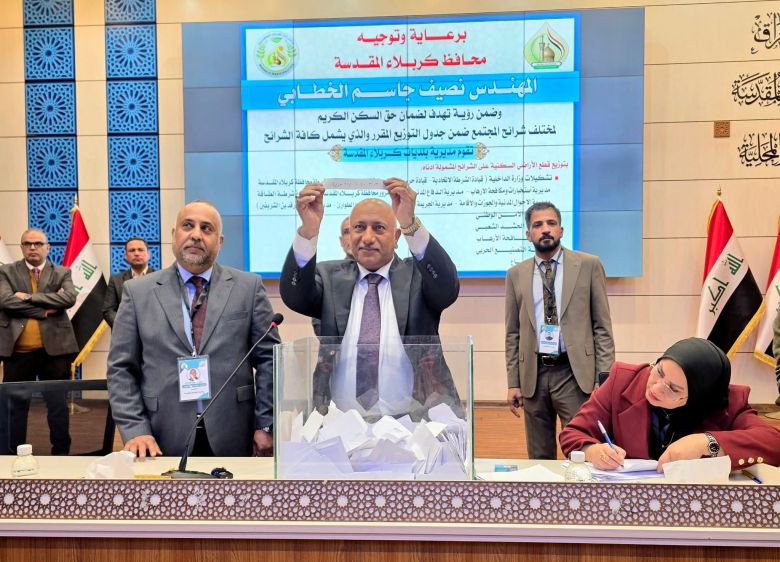 محافظ كربلاء يترجم الوعود إلى واقع بتوزيع الأراضي على منتسبي الداخلية