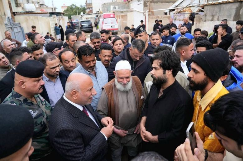 محافظ كربلاء يتفقد عائلة متضررة من انهيار شقة ويوجه باستنفار خدمي شامل