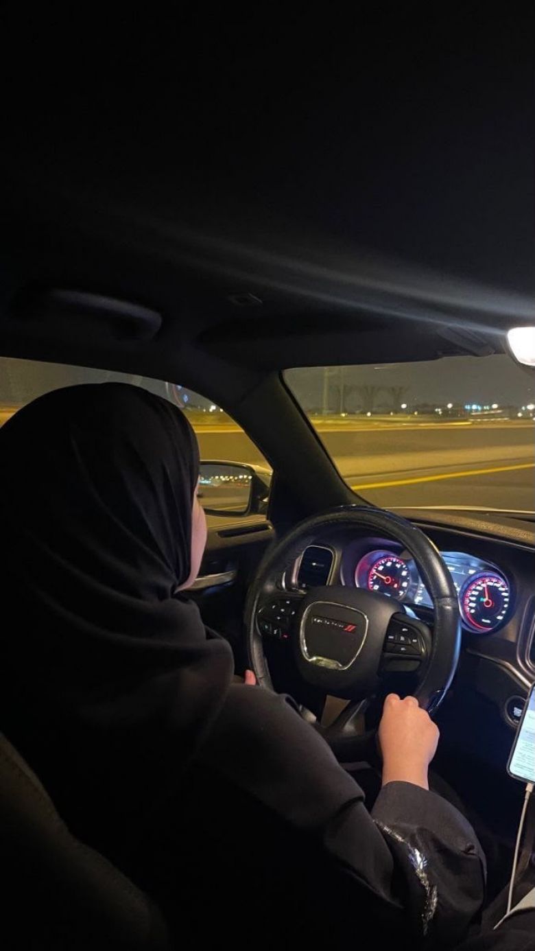 المرأة الكربلائية خلف المقود.. استقلالية متزايدة وتحديات اجتماعية