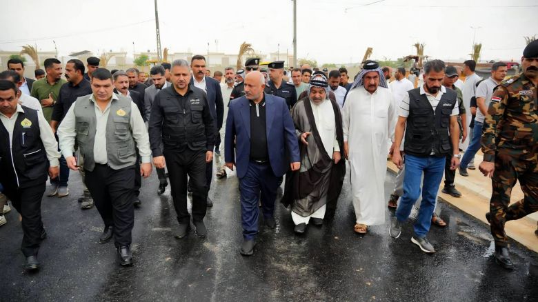 محافظ كربلاء يتابع ميدانياً مشروع إيصال الخدمات إلى أكثر من 75 شارعاً وزقاقاً في حي الفرات الثانية